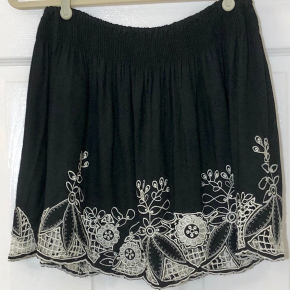 Forever 21 embroidered trim skirt size medium - Picture 5 of 7